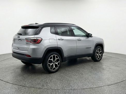 Used 2025 Jeep Compass Limited image 9