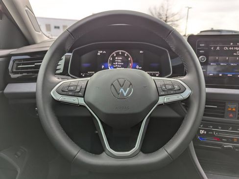 Certified 2025 Volkswagen Jetta SE w/ Sunroof Package image 15