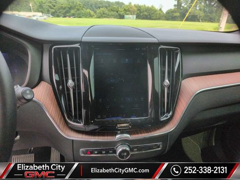 Used 2023 Volvo XC60 B5 Plus AWD/4WD image 16