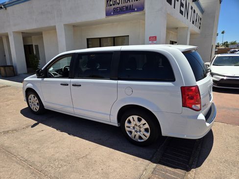 Used 2019 Dodge Grand Caravan SE w/ UConnect Hands-Free Group FWD image 3