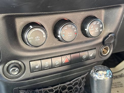 Used 2017 Jeep Wrangler Unlimited Sahara AWD/4WD image 20