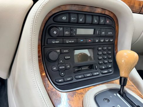 Used 2000 Jaguar XJ8 RWD image 31