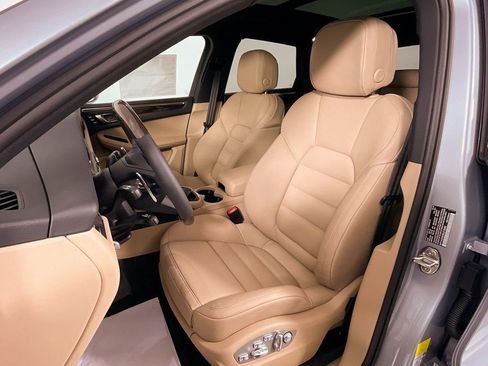 Certified 2025 Porsche Macan AWD/4WD image 5