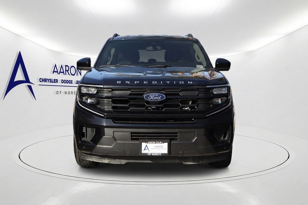 Used 2025 Ford Expedition Active AWD/4WD image 2