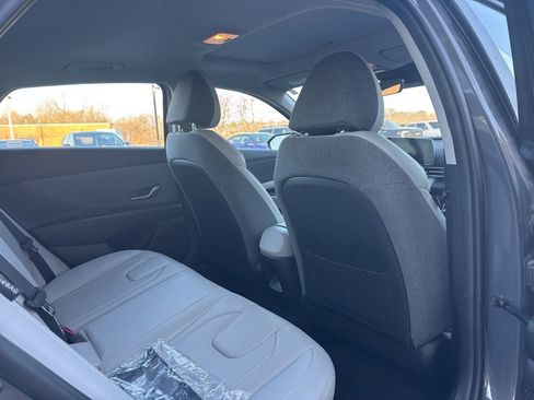 Used 2024 Hyundai Elantra Limited image 21