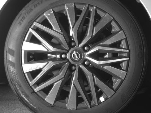 Used 2025 Nissan Altima 2.5 SV FWD image 13