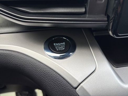 Used 2022 Ford Explorer XLT image 28