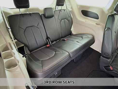 Used 2023 Chrysler Pacifica Touring-L AWD/4WD image 9