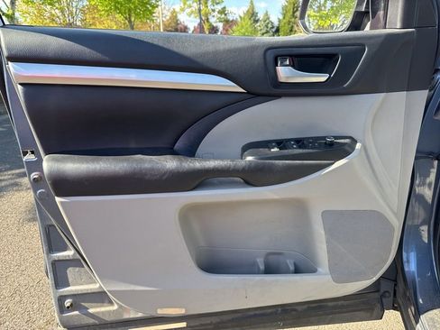Used 2017 Toyota Highlander XLE AWD/4WD image 17