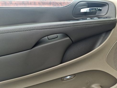 Used 2016 Chrysler Town & Country Touring-L FWD image 13