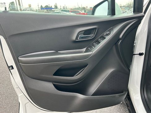 Used 2022 Chevrolet Trax LT w/ LT Convenience Package image 14