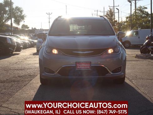 Used 2018 Chrysler Pacifica Touring-L image 2