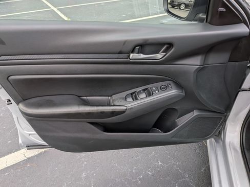 Used 2024 Nissan Altima 2.5 SV FWD image 11