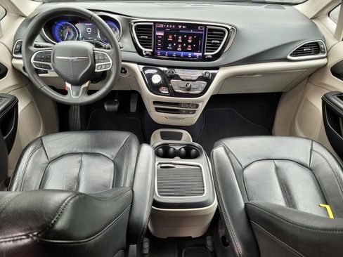 Used 2022 Chrysler Pacifica Touring-L image 14