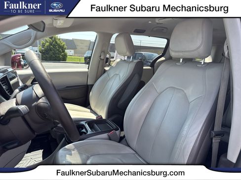 Used 2018 Chrysler Pacifica Touring-L w/ Advanced Safetytec Group image 1