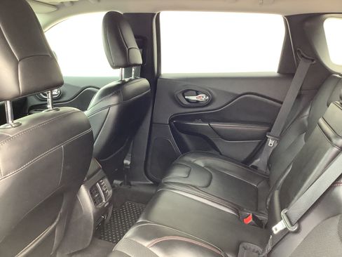 Used 2019 Jeep Cherokee Trailhawk AWD/4WD image 10