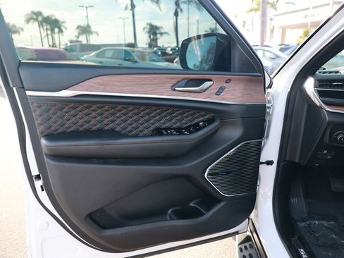 Used 2023 Jeep Grand Cherokee Summit w/ Adv Protech Group IV AWD/4WD image 17