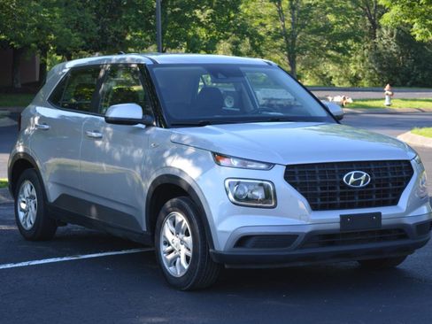 Used 2021 Hyundai Venue SE FWD image 3