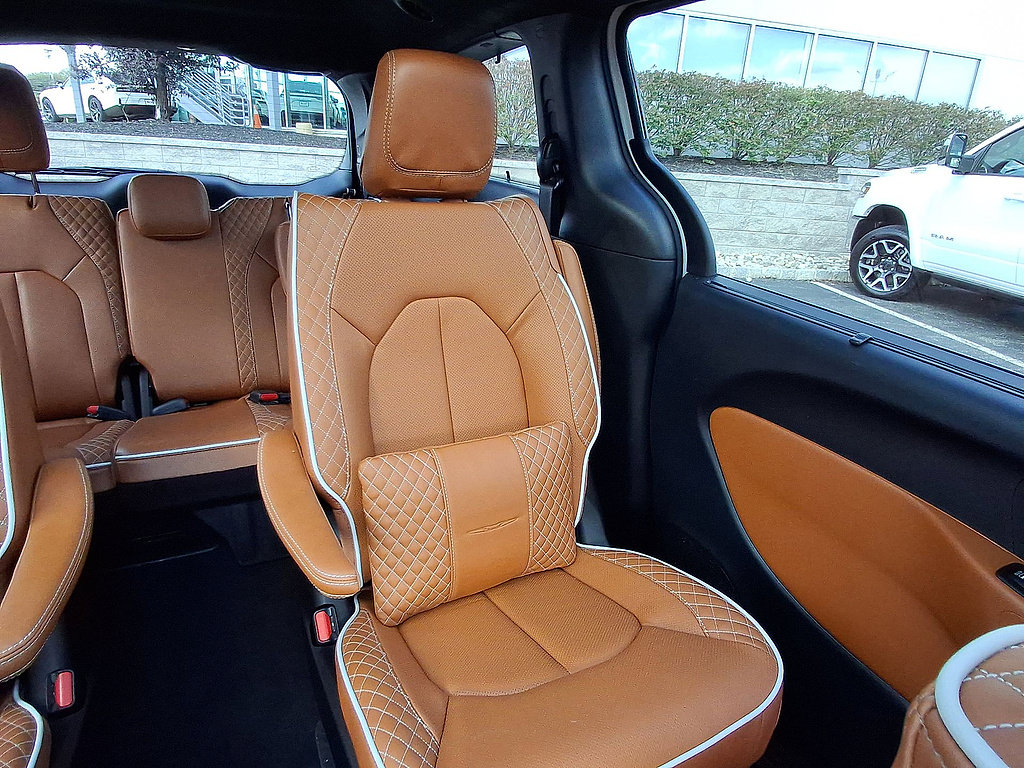 Used 2025 Chrysler Pacifica Pinnacle FWD image 14