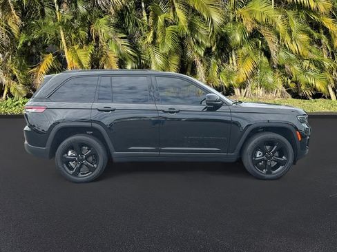 Used 2024 Jeep Grand Cherokee Altitude AWD/4WD image 4