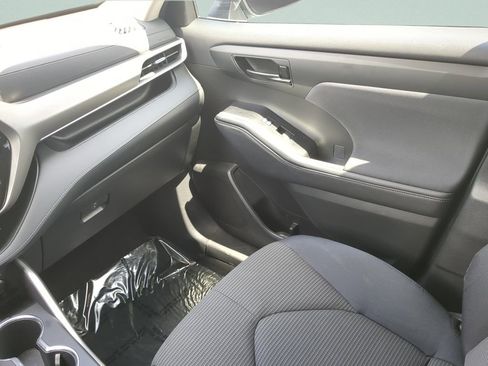 Used 2023 Toyota Highlander LE FWD image 13