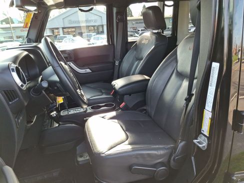 Used 2014 Jeep Wrangler Unlimited Rubicon w/ Connectivity Group image 18