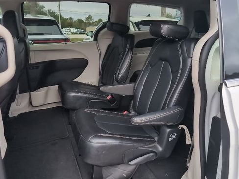 Used 2024 Chrysler Pacifica Touring-L image 23