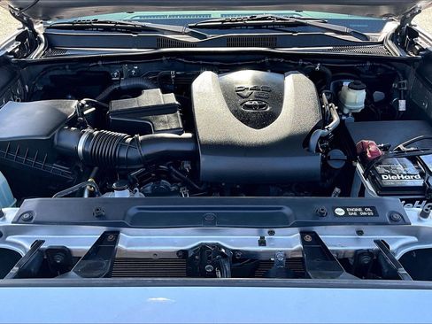 Used 2017 Toyota Tacoma TRD Sport AWD/4WD image 10