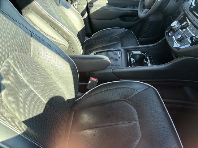 Used 2025 Chrysler Pacifica Limited FWD image 5