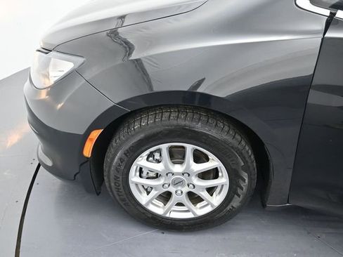Used 2022 Chrysler Voyager LX image 9