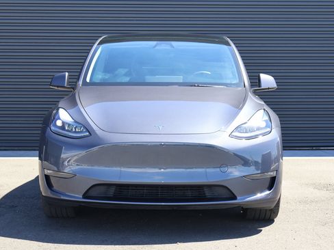 Used 2023 Tesla Model Y Long Range AWD/4WD image 2