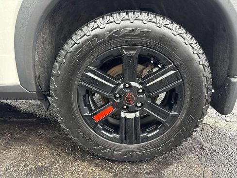 Used 2025 Nissan Rogue SV AWD/4WD image 8