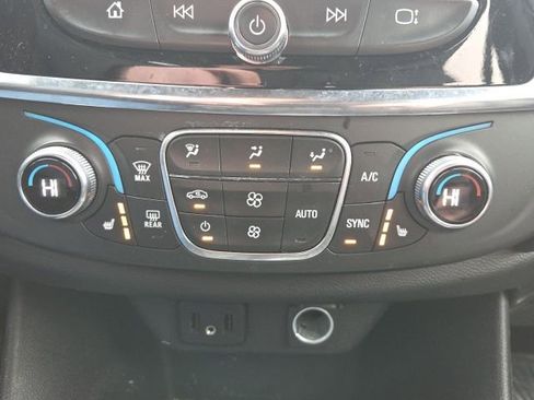 Used 2023 Chevrolet Traverse LT FWD image 38
