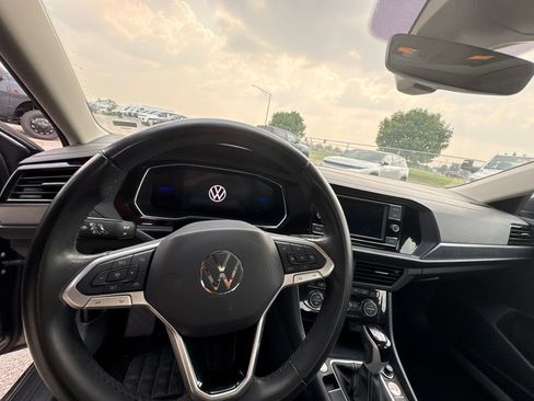 Used 2024 Volkswagen Jetta SE FWD image 9