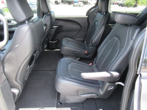 Used 2020 Chrysler Pacifica Touring-L w/ S Appearance Package FWD image 29