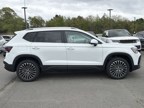 New 2026 Volkswagen Taos SE FWD image 6