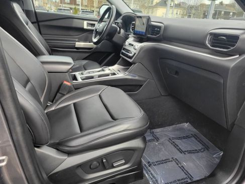 Used 2022 Ford Explorer XLT w/ Equipment Group 202A image 9