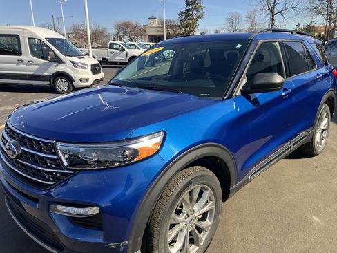Used 2023 Ford Explorer XLT w/ Equipment Group 202A image 3