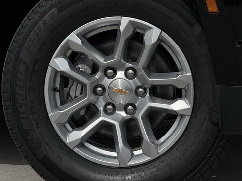 New 2026 Chevrolet Suburban LT image 9