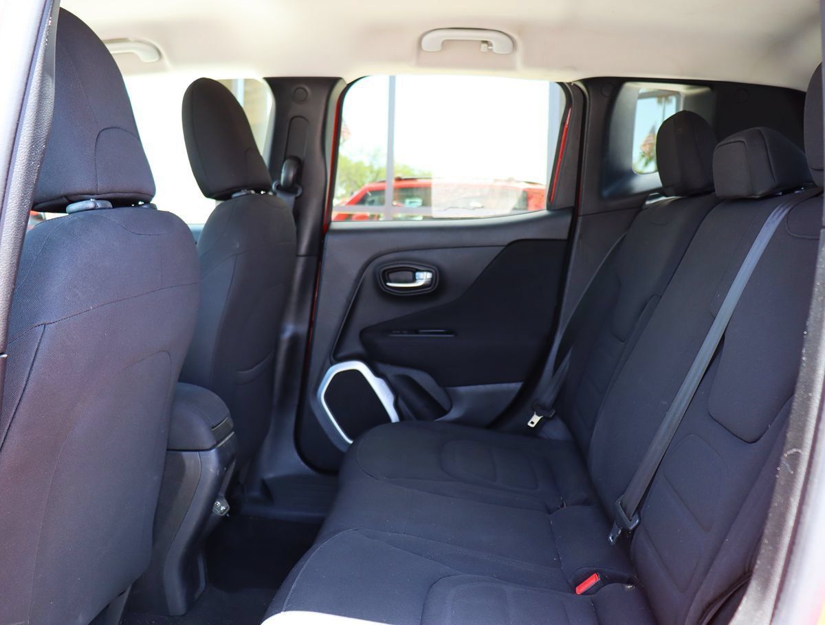 Used 2018 Jeep Renegade Latitude FWD image 30