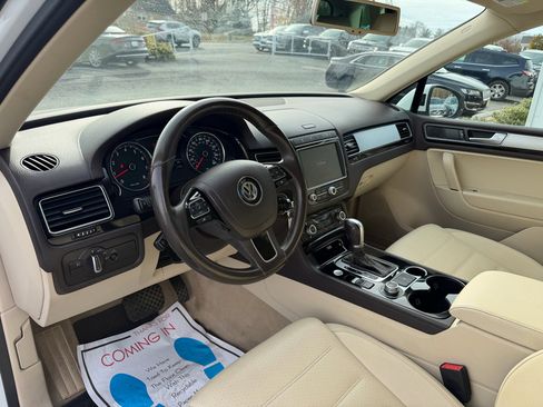 Used 2016 Volkswagen Touareg Sport image 10