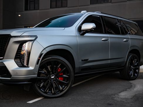 Used 2025 Cadillac Escalade V w/ LPO, ONYX Package AWD/4WD image 3