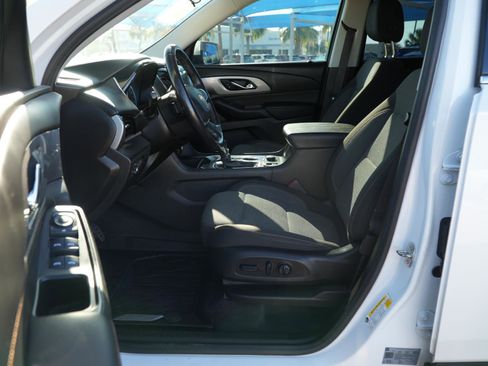 Used 2021 Chevrolet Traverse LT image 16