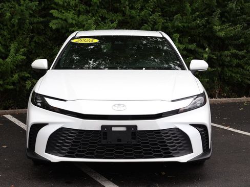 Used 2025 Toyota Camry SE FWD image 2