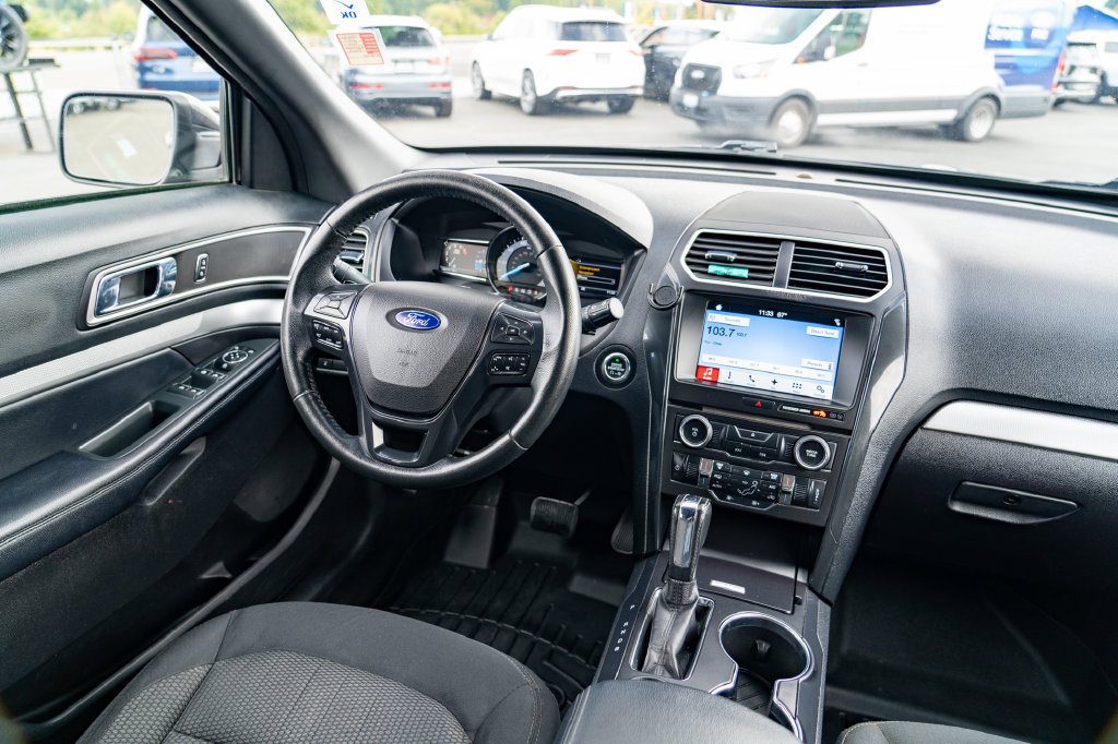 Used 2017 Ford Explorer XLT w/ Equipment Group 201A FWD image 24