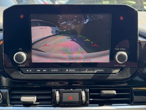 Used 2022 Nissan Pathfinder SV AWD/4WD image 22