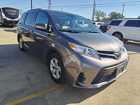 Used 2018 Toyota Sienna LE image 3