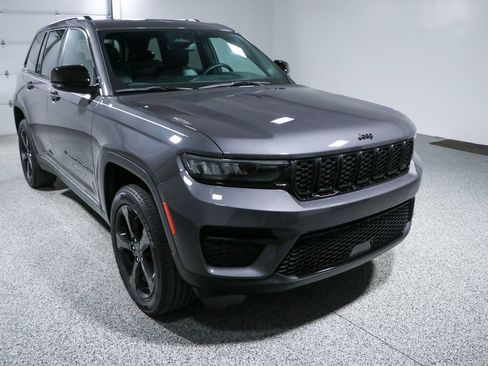 Used 2023 Jeep Grand Cherokee Altitude AWD/4WD image 5