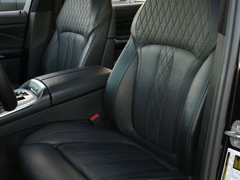 Used 2021 BMW X7 M50i image 9