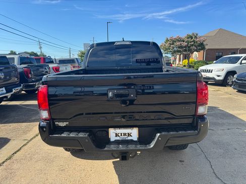 Used 2018 Toyota Tacoma TRD Off-Road w/ Technology Package image 4